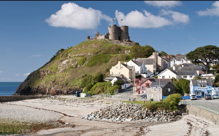 Eccentric poets, exotic flora and wild seas: a car-free break on the Llŷn peninsula | Wales holidays | The Guardian