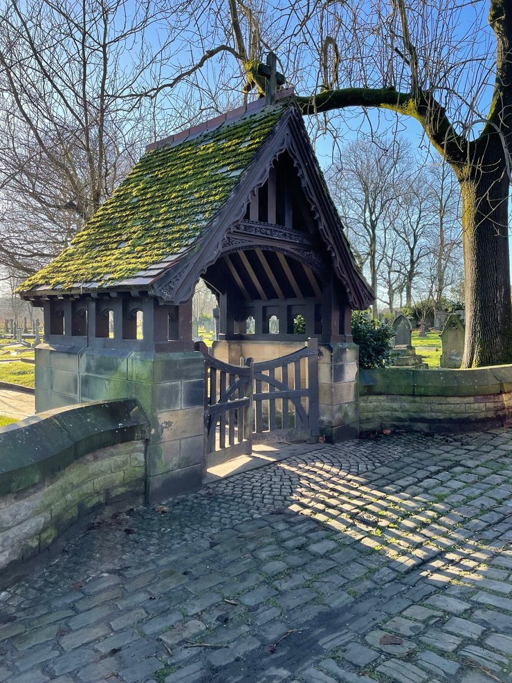 SpiritOfAPlace on Twitter: "Loving the Lychgate at St. Mary's Parish Church in Radcliffe - there are thousands of them all over Britain - each with their own design. This one is our fave. Its name comes from the old word for corpse - 'lic'😬 📸 by @fotofacade 