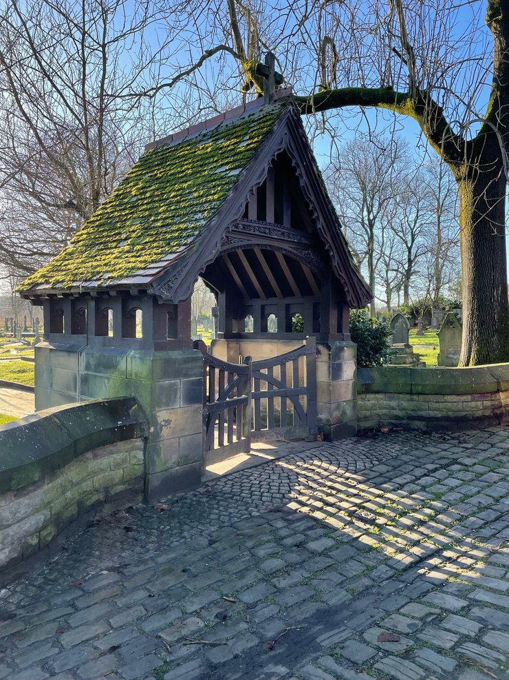 SpiritOfAPlace on Twitter: "Loving the Lychgate at St. Mary's Parish Church in Radcliffe - there are thousands of them all over Britain - each with their own design. This one is our fave. Its name comes from the old word for corpse - 'lic'😬 📸 by @fotofacade
