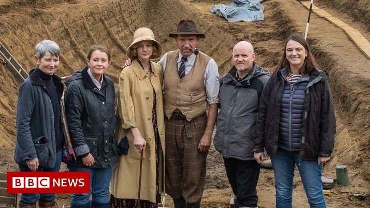 The Dig: Netflix film helps boost Sutton Hoo visitor numbers - BBC News