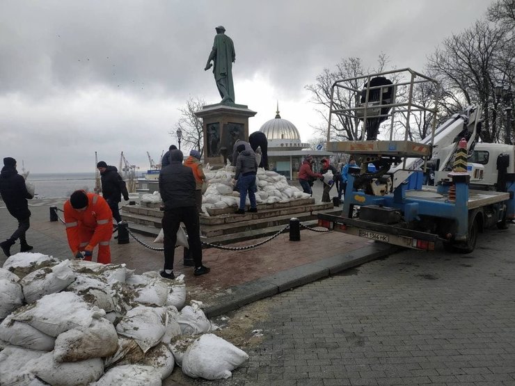 The Kyiv Independent on Twitter: "Volunteers place sandbags around one of Odesa’s landmarks, the monument to Duke of Richelieu, to protect it from potential Russian bombardment. 📸: Odesa City Council… https://t.co/eC4BKesjA9"