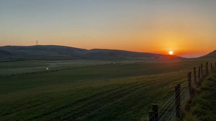 Andy Marshall 📸 on Twitter: "I took my designated exercise at 5am this morning, and I wanted to share this with those in isolation. Unmute the sound. The curlews are back @TimDee4 #CoronavirusLockdownUK #CheesdenValley… "