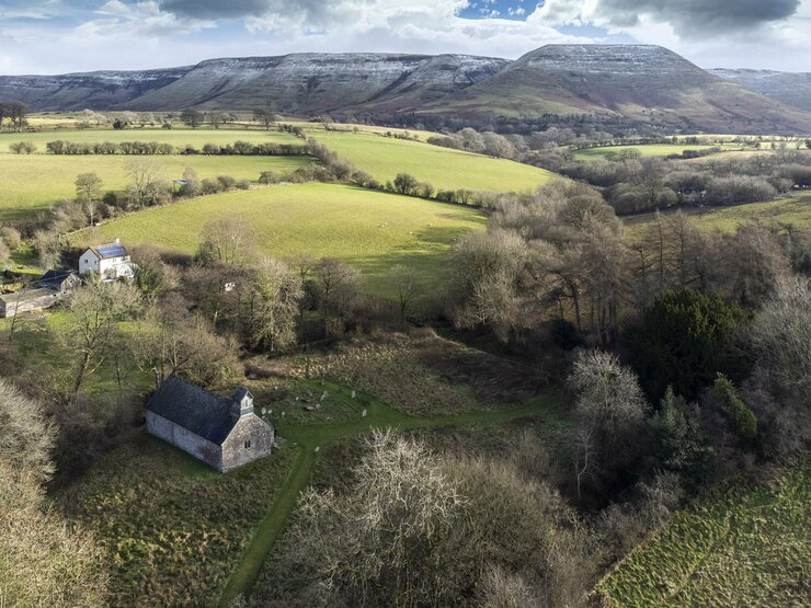 Friendless Churches on Twitter: "Once upon a time, a lonely woman roamed these hills. Her name was Ellyw. She was a princess, granddaughter of Brychan, Prince of Brycheiniog, but her family insisted she renounce her faith and marry a royal suitor, leaving Ellyw with no choice but to flee her home.  #thread… "