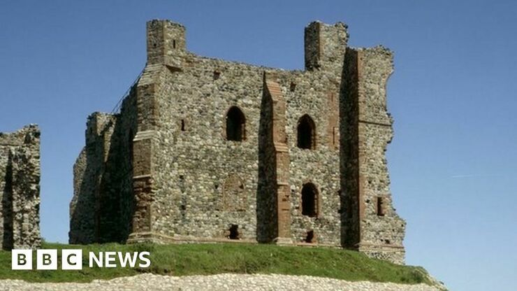 Climate change risk to coastal castles - English Heritage - BBC News